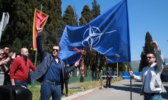 Milačić zapalio NATO zastavu ispred zatvora