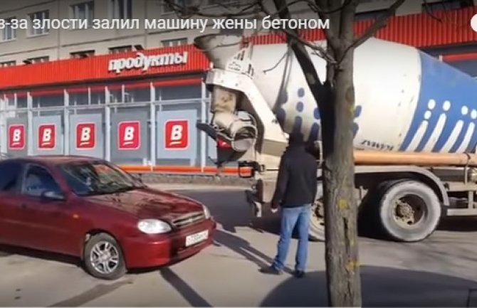 Ruska posla: Htjela da promijeni prezime, muž joj auto napunio betonom(VIDEO)