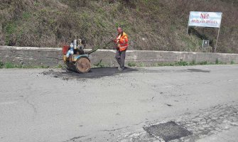 Oštra zima uništila bjelopoljske puteve, sanacija počela juče