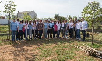 Zaposleni Telekoma i Ministarstva prosvjete uredili dvorište škole “21. maj”