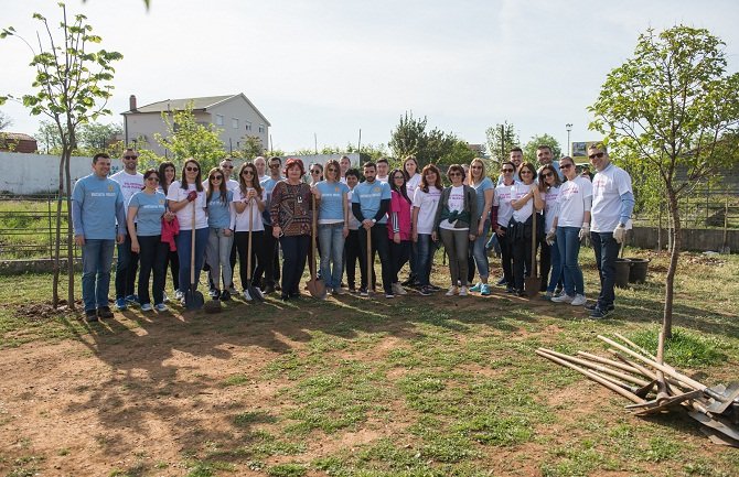 Zaposleni Telekoma i Ministarstva prosvjete uredili dvorište škole “21. maj”