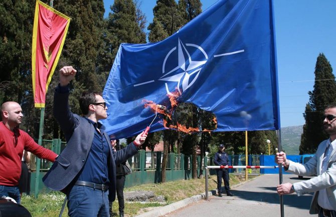 Milačić saslušan zbog paljenja NATO zastave:Plava krpa doletjela iz pravca Vlade