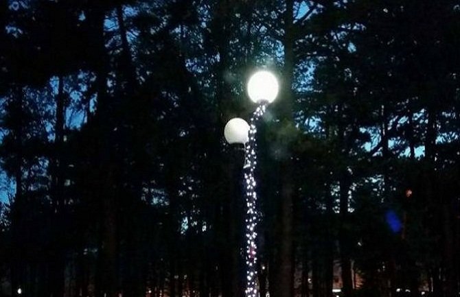 U Nikšiću još sijaju novogodišnji ukrasi (FOTO)