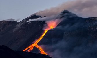 Mjesec nakon erupcije: Užarena lava i dalje se sliva niz Etnu