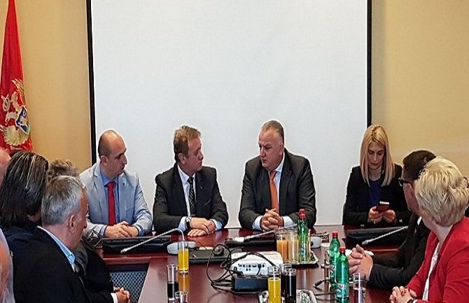 Razmjenjivati primjere dobrih praksi u cilju opšteg napretka regiona