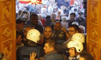 Haos na ulicama Makedonije, šok bombe i krvave glave (VIDEO)