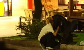 Blud u centru grada: Stariji par nije mogao da se kontroliše, intervenisala policija(VIDEO)