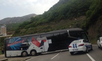 Budva: Zaglavio se poljski autobus i blokirao saobraćaj