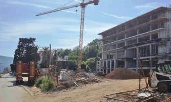 Bijela: Propalo zemljište ispod velikog krana