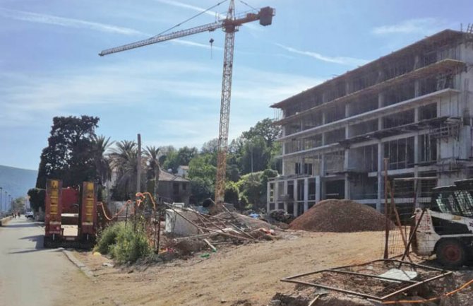 Bijela: Propalo zemljište ispod velikog krana