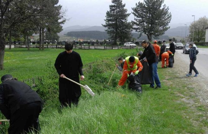 Berane: Vladika predvodio akciju uređenja grada