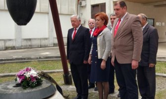 Demokrate položile vijenac na spomenik žrtvama bombardovanja Podgorice