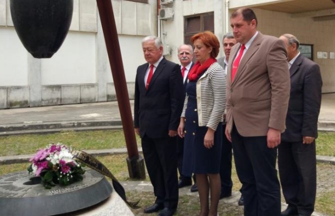 Demokrate položile vijenac na spomenik žrtvama bombardovanja Podgorice