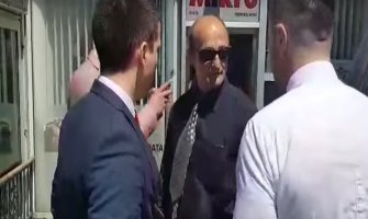 Policajac u Herceg Novom posterima DPS-a i SD-a  blatio Demokrate (VIDEO)