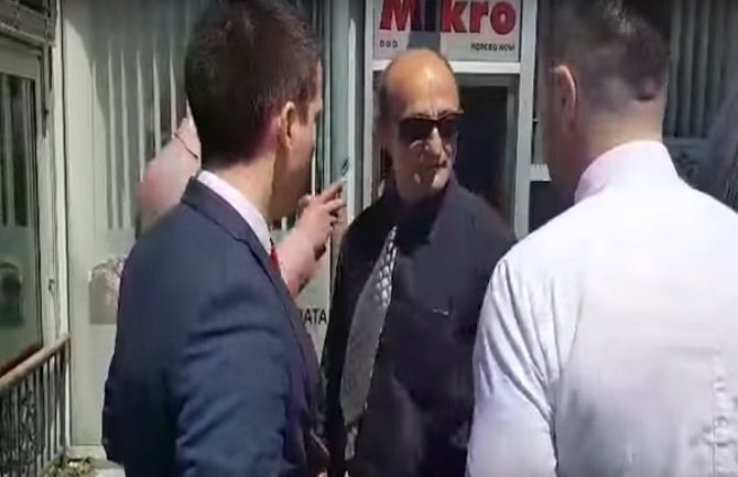 Policajac u Herceg Novom posterima DPS-a i SD-a  blatio Demokrate (VIDEO)