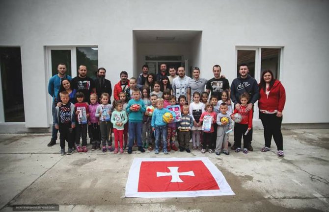 Mojkovčani poklonili prihod sa fudbalskog turnira djeci na Metohiji