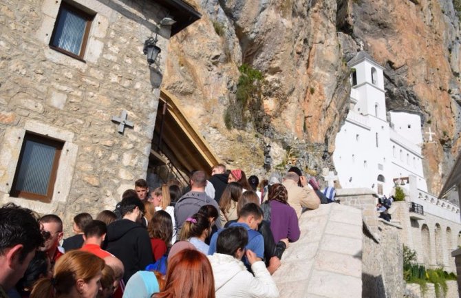 Sveti Vasilije daju snagu: Na hiljade vjernika pod Ostrogom