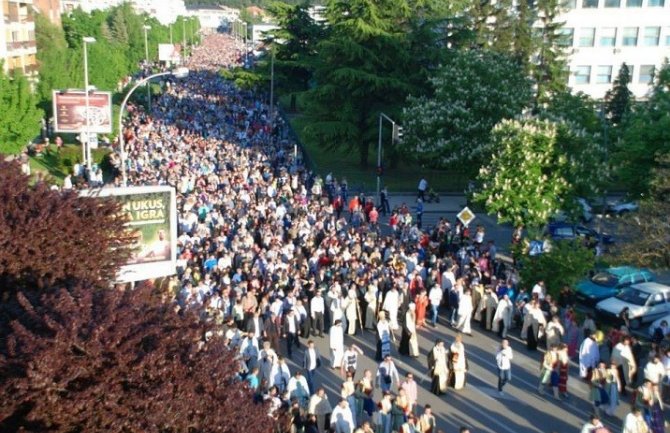 Rijeka ljudi na ulicama Nikšića u čast Svetog Vasilija Ostroškog