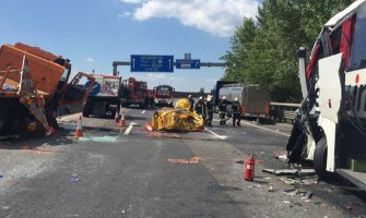 Vozač autobusa iz Srbije poginuo, više osoba povrijeđeno (FOTO)