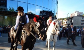 Tuzla: Maturantkinje umjesto limuzine odabrale konje (VIDEO)