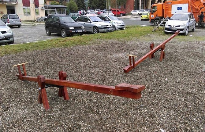 Dječije igralište u Mojkovcu uništeno nakon nekoliko dana od postavljanja mobilijara