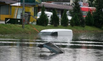 Nevrijeme u regionu: Automobili u Novom Sadu ostajali pod vodom(FOTO)