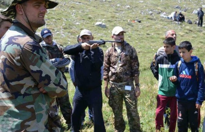 Gradonačelnik Ulcinja isprobavao oružje na Rumiji uz pristalice 