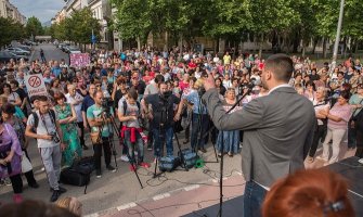 Majke ponovo pred Skupštinom: Napravljeno je nasilje nad 22 hiljade žena