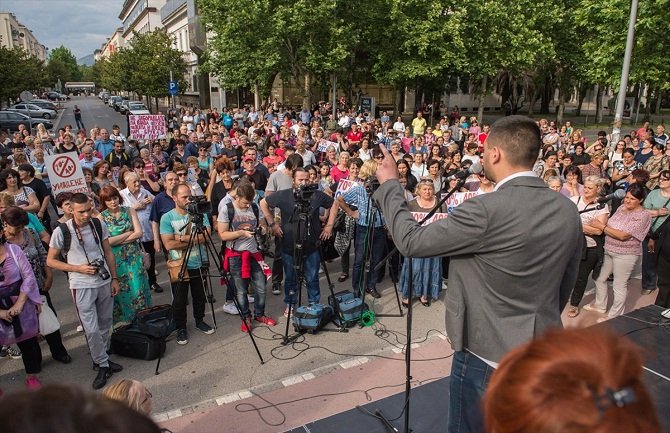 Majke ponovo pred Skupštinom: Napravljeno je nasilje nad 22 hiljade žena