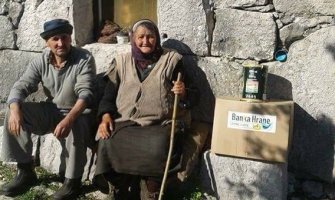 Danica i Čedo žive u kući pokrivenoj slamom bez struje i vode, svaka pomoć dobrodošla