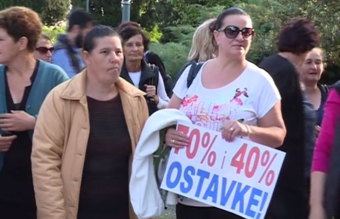 Protesti majki dok naknade ne budu vraćene na prvobitni iznos