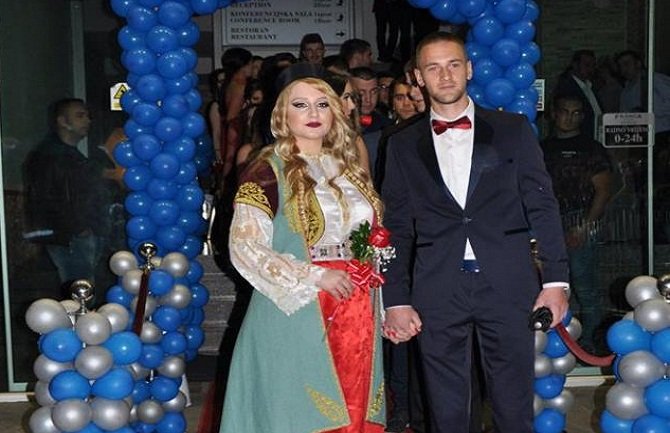 Bjelopoljka umjesto maturske haljine prošetala u crnogorskoj nošnji (FOTO)