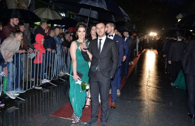 Noć radosti i tuge: Glamur maturanata bjelopoljske Gimnazije za kraj