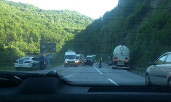 Sudar cisterne i automobila na putu Mojkovac- Kolašin(FOTO)