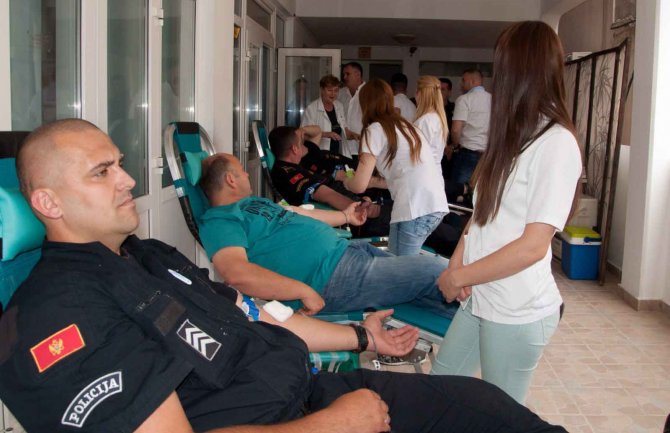 Službenici CB Bar i članovi IPA Sekcije dobrovoljno dali krv