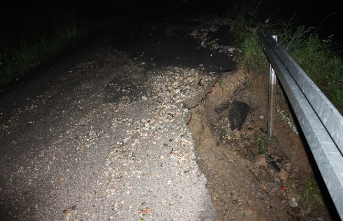 Bijelo Polje: Poplavljene kuće, voda odnijela asfalt(FOTO)