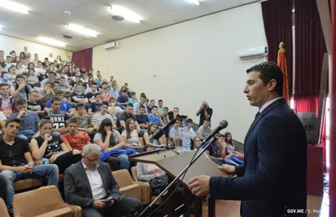 Janović poručio Jokiću: Djecu ne treba miješati u politiku