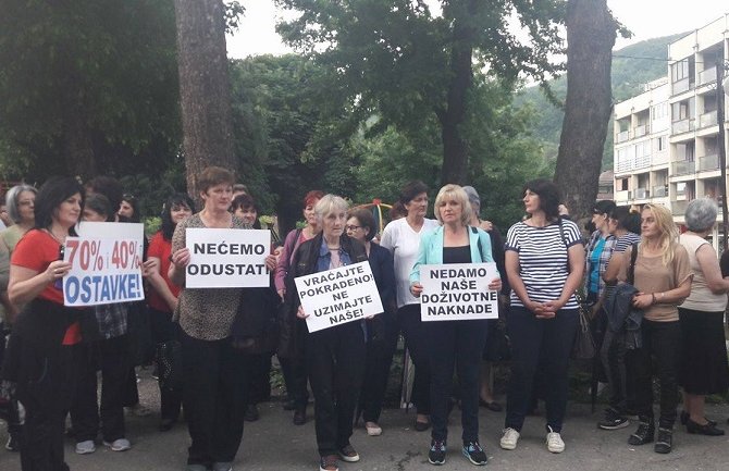 Majke poručuju: Vratite nam fabrike pa ukinite naknade