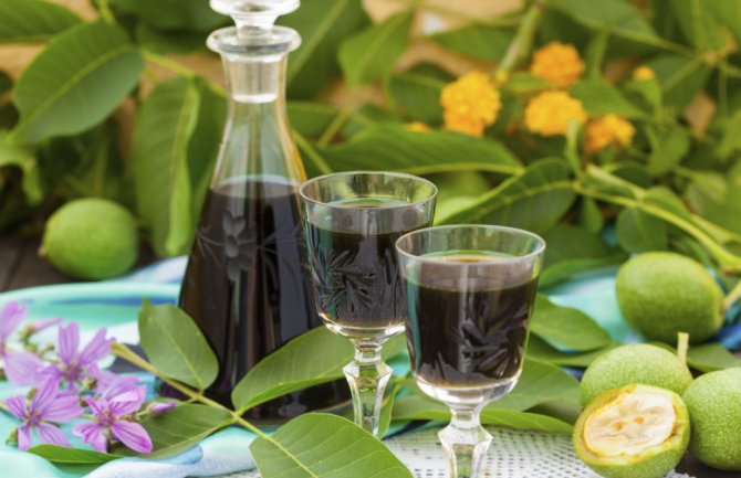 Liker od oraha prirodni lijek za želudac i štitnu žlijezdu