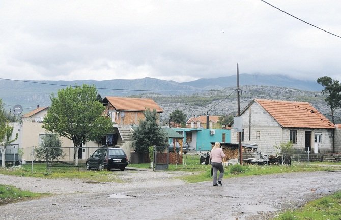 Natpisi u Zagoriču: Platite ili se selite (FOTO)