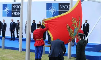 Crnogorska zastava ponosno se vijori na jarbolu NATOa