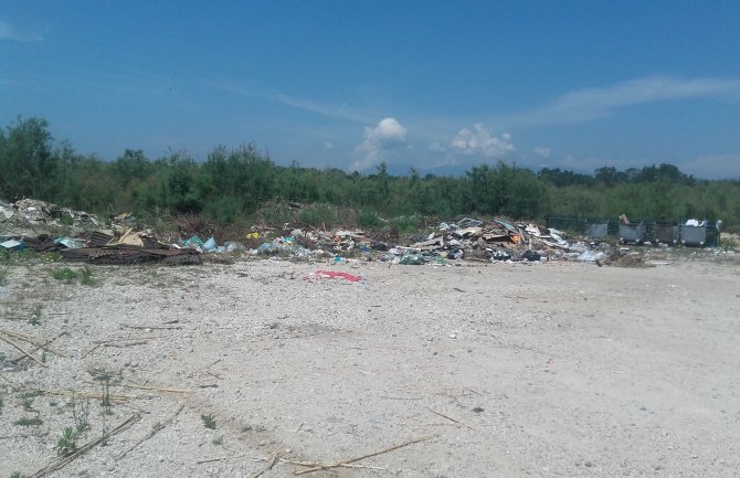 Građani Ulcinja zabrinuti: Glavna sezona stiže, deponija sve više