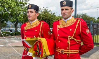 Imena upisana u istoriju: Čabarkapa i Vuković podigli zastavu CG ispred sjedišta NATOa