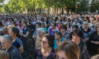 Vlada ukinula naknade za majke troje i više djece