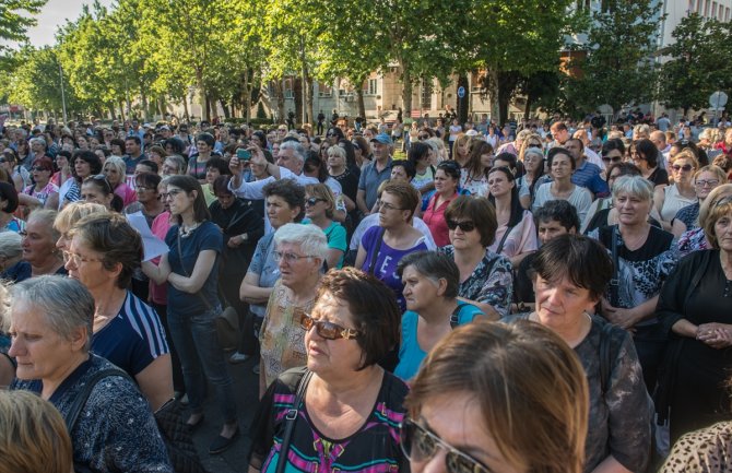 Vlada ukinula naknade za majke troje i više djece