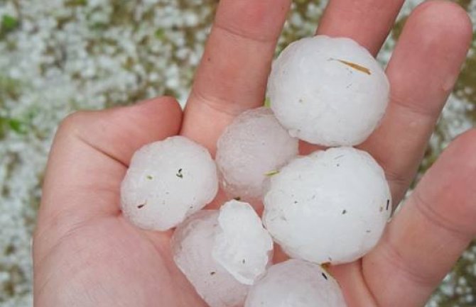 Padao grad veličine oraha (FOTO/VIDEO)