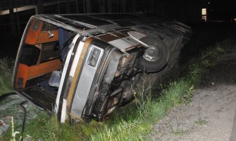 Prevrnuo se autobus na Ibarskoj magistrali,  povrijeđeni vozač i suvozač 