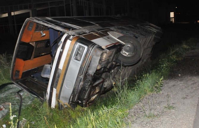 Prevrnuo se autobus na Ibarskoj magistrali,  povrijeđeni vozač i suvozač 