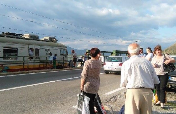 Voz iz Bara za Bijelo Polje stao na Vranjini: Putnici čekaju više od tri sata