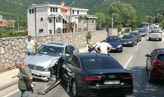 Udes u Lastvi Grbaljskoj, vozač zaspao za volanom(FOTO)